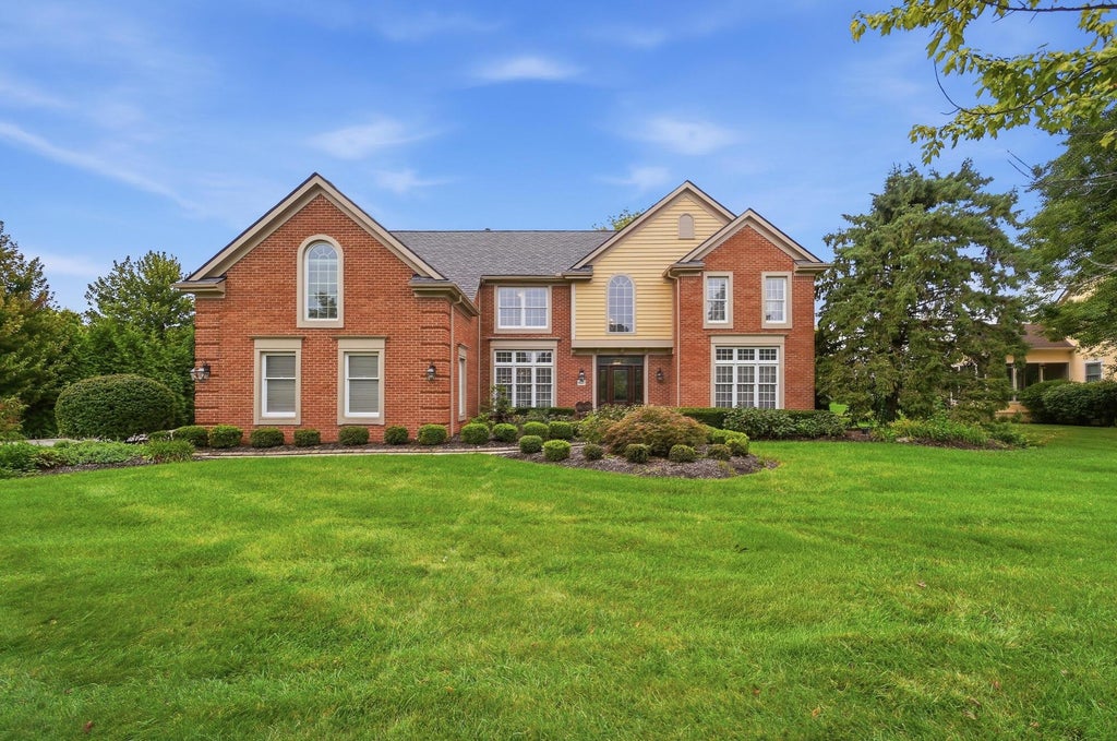 Photo of 6177 Heritage Lakes Drive, Hilliard, OH 43026 (MLS # 226034769)