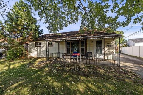 Photo of 4370 Maplegrove Drive, Grove City, OH 43123 (MLS # 225039484)