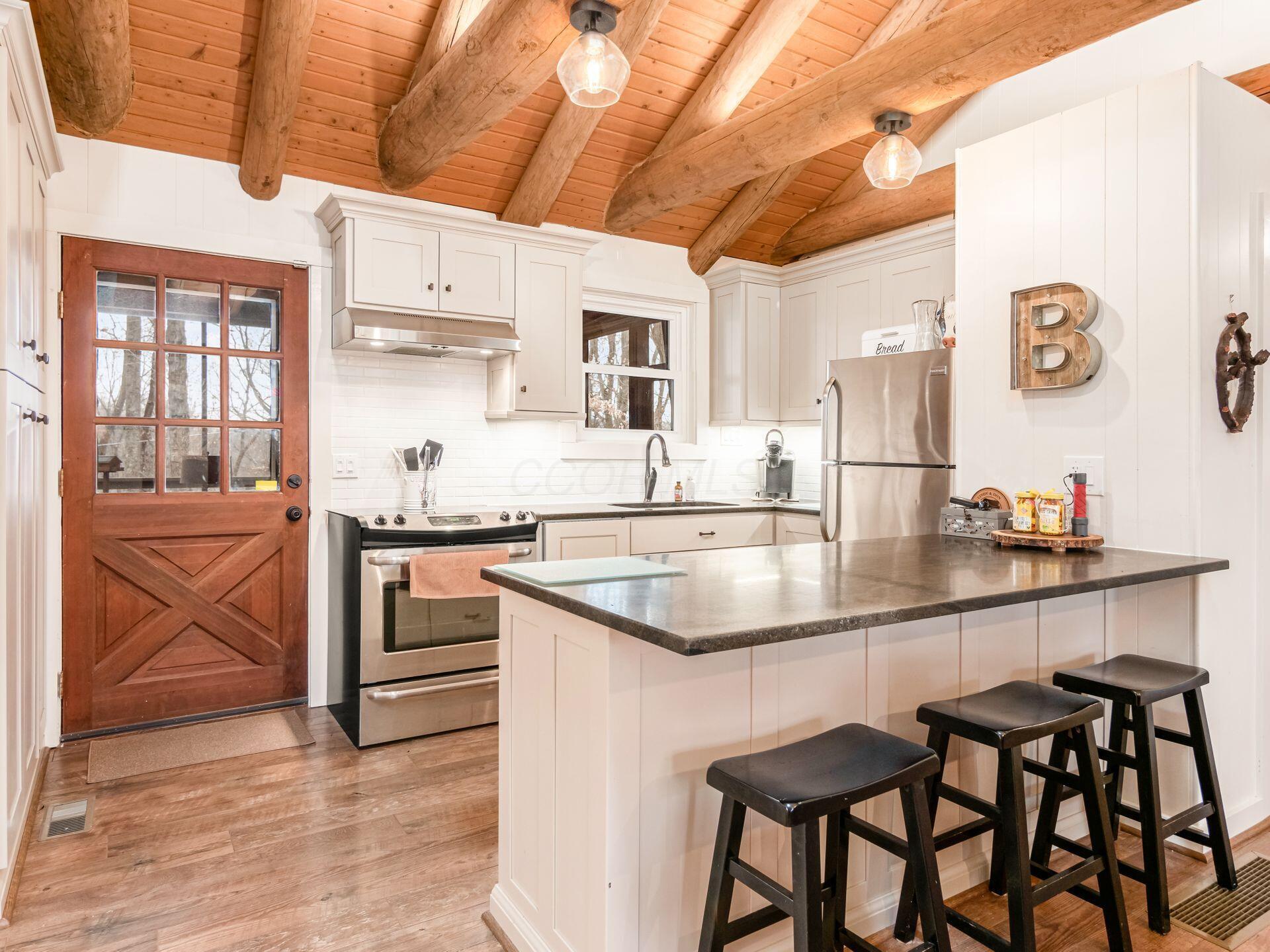 1060 Fox Lane, Sugar Grove, Ohio image 10
