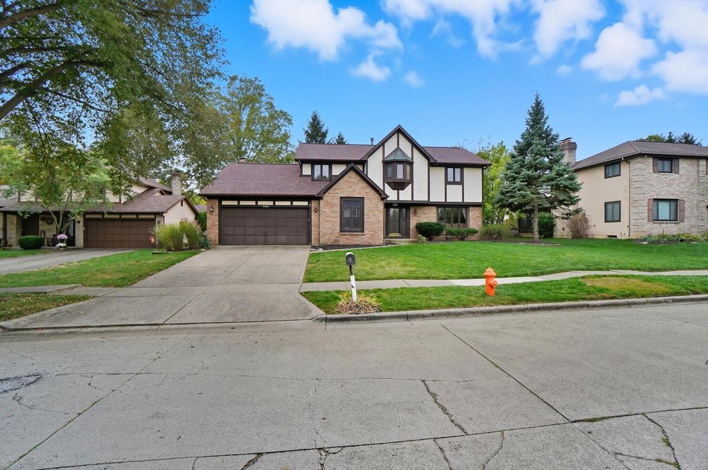 Photo of 1585 Fawn Court, Worthington, OH 43085 (MLS # 225038930)