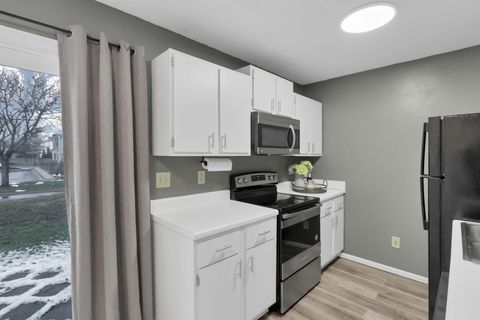 Tiny photo for 5082 Springdale Boulevard 31E #31E, Hilliard, OH 43026 (MLS # 226005958)