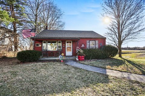 Photo of 1037 Dayton Avenue NW, Washington Court House, OH 43160 (MLS # 226005015)