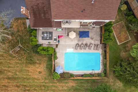 Tiny photo for 8011 Golfview Court, Columbus, OH 43235 (MLS # 225037495)