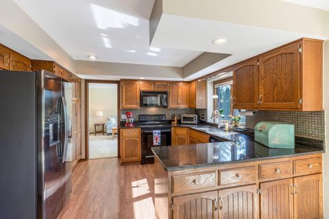 Tiny photo for 8011 Golfview Court, Columbus, OH 43235 (MLS # 225037495)