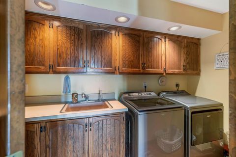 Tiny photo for 8011 Golfview Court, Columbus, OH 43235 (MLS # 225037495)