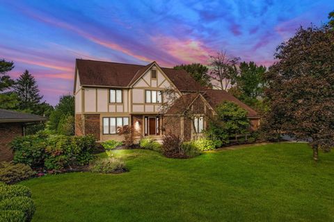 Photo of 8011 Golfview Court, Columbus, OH 43235 (MLS # 225037495)