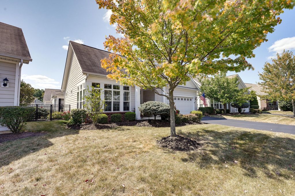 Photo of 5445 Welbourne Place 25 #25, New Albany, OH 43054 (MLS # 225037282)