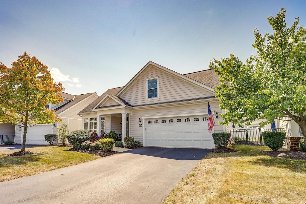 Photo of 5445 Welbourne Place 25 #25, New Albany, OH 43054 (MLS # 225037282)