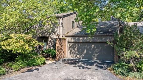 Photo of 1623 Coppertree Road, Columbus, OH 43232 (MLS # 226034345)