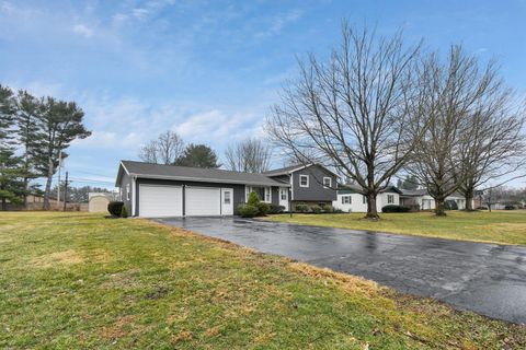 Photo of 1382 Sherwood Downs E, Newark, OH 43055 (MLS # 226007149)