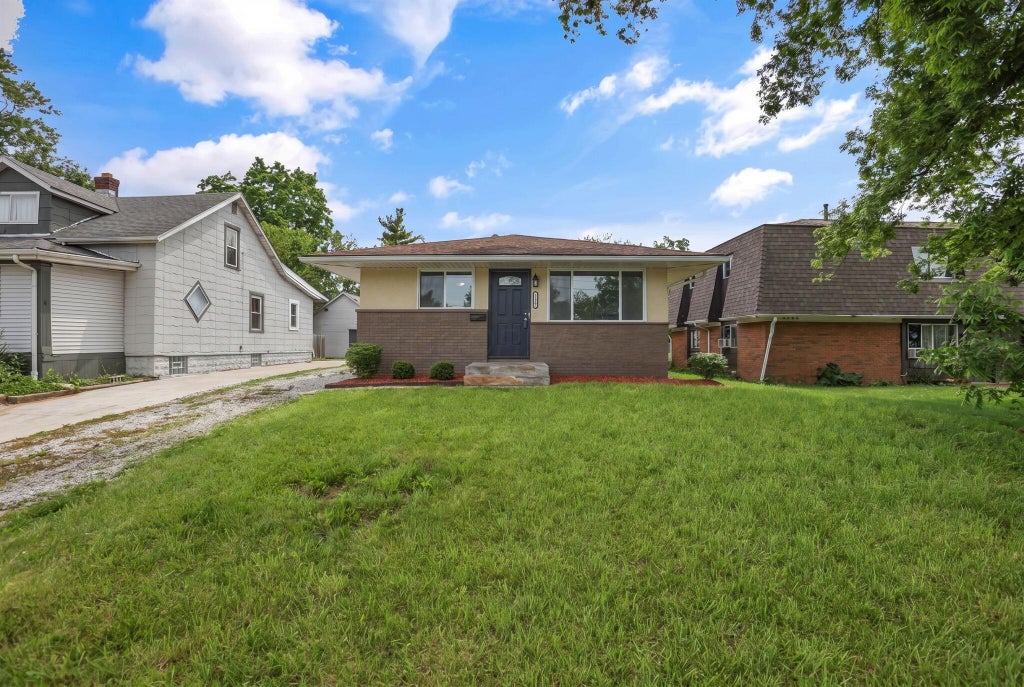 Photo of 2758 Beulah Road, Columbus, OH 43211 (MLS # 226037214)