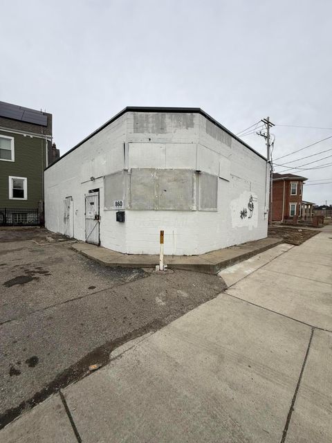 Photo of 860 E Long Street, Columbus, OH 43203 (MLS # 226004703)