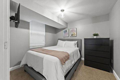 Tiny photo for 950 N 6th Street, Columbus, OH 43201 (MLS # 226027350)