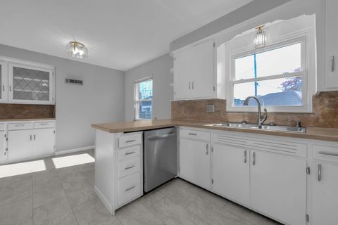 Tiny photo for 30 Demorest Road, Columbus, OH 43204 (MLS # 225041999)