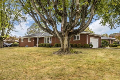 Photo of 890 Meadowview Drive, Columbus, OH 43224 (MLS # 225036823)