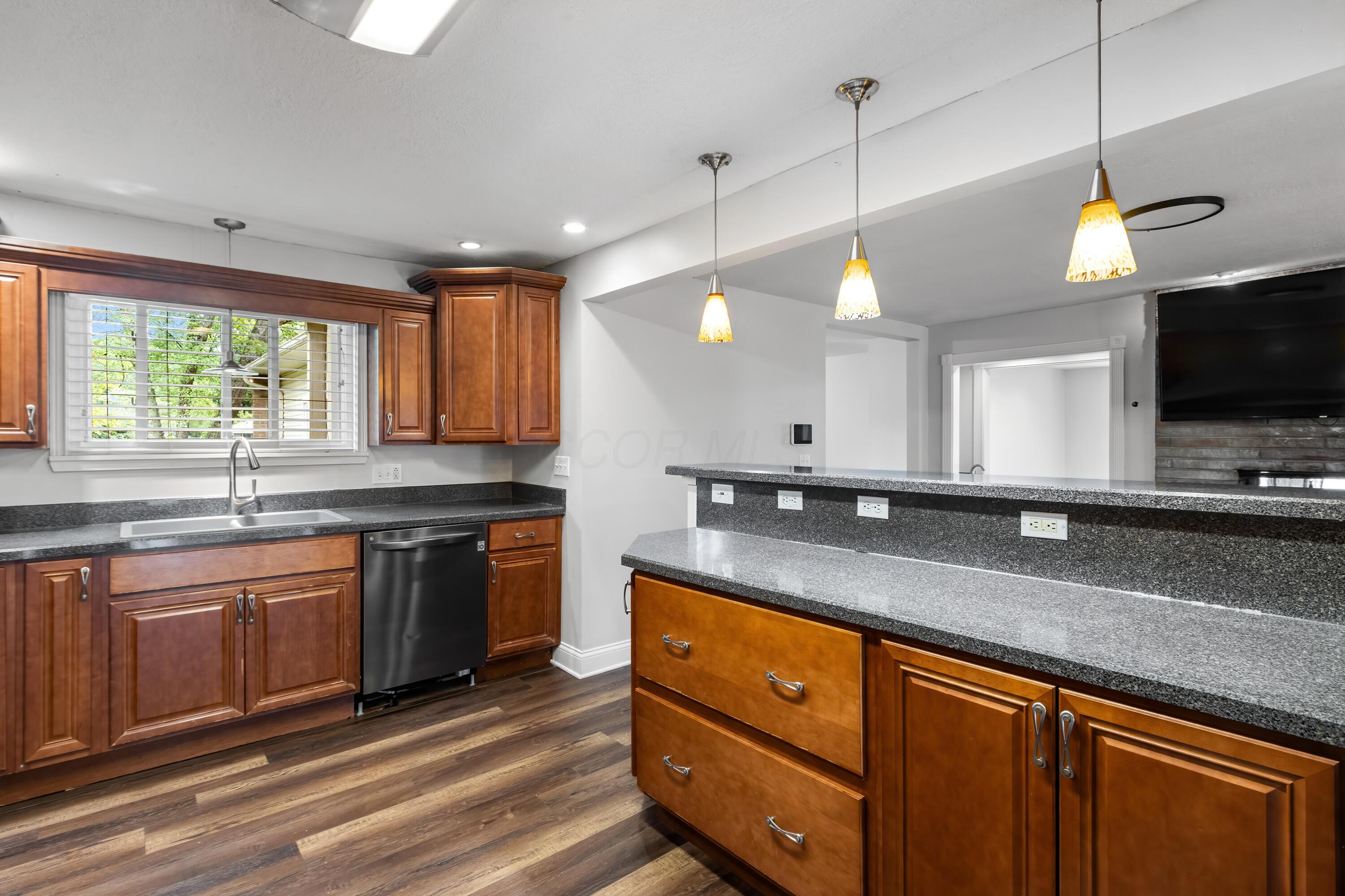 Columbus, Ohio 43230, United States, 4 Bedrooms Bedrooms, ,3 BathroomsBathrooms,Residential,Contingent,135241