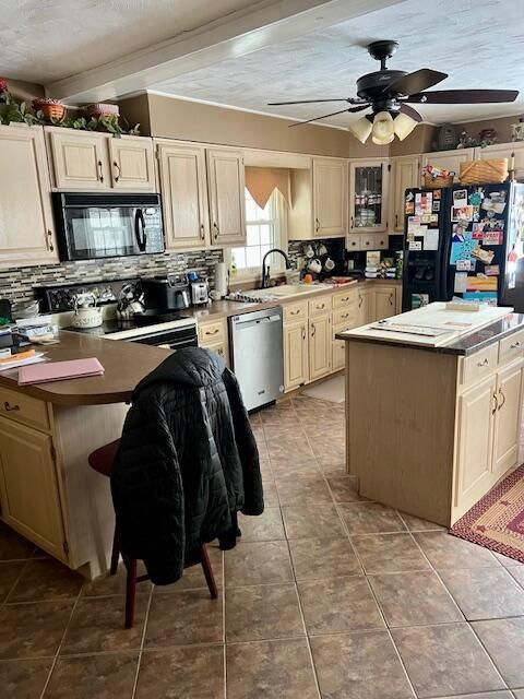 Tiny photo for 825 Lincoln Drive, Washington Court House, OH 43160 (MLS # 226005255)