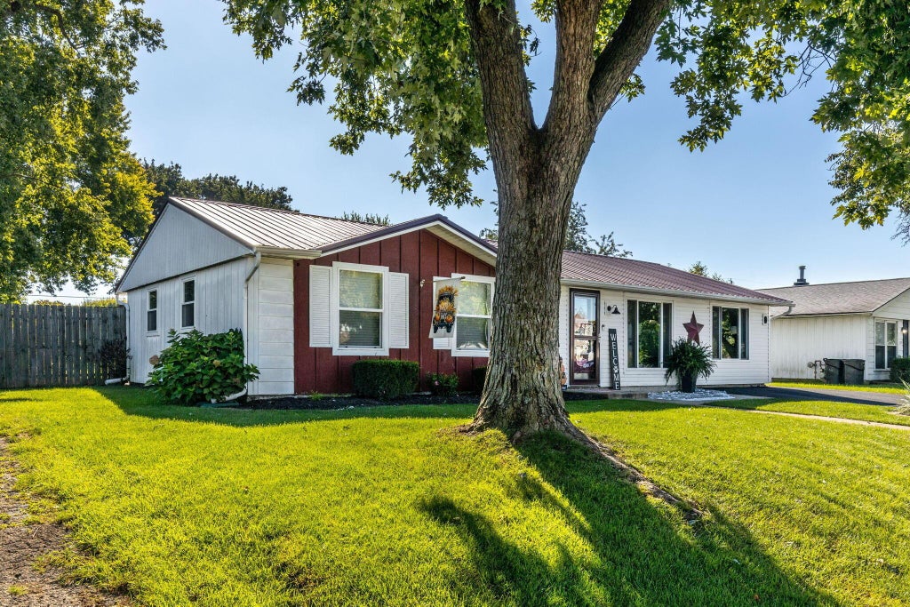 Photo of 305 Meadow Drive, Circleville, OH 43113 (MLS # 226037387)