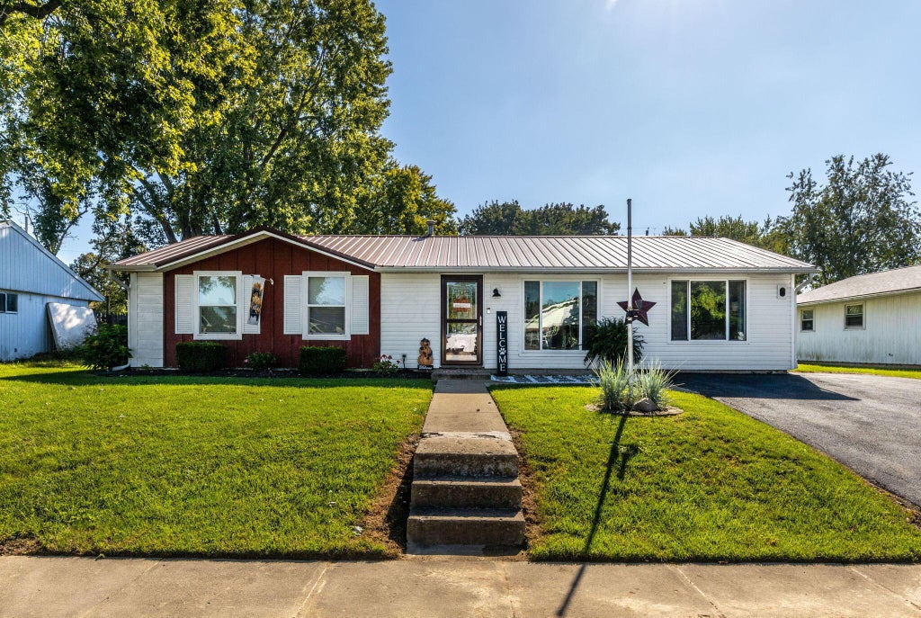 Photo of 305 Meadow Drive, Circleville, OH 43113 (MLS # 226037387)