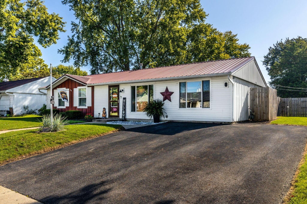 Photo of 305 Meadow Drive, Circleville, OH 43113 (MLS # 226037387)