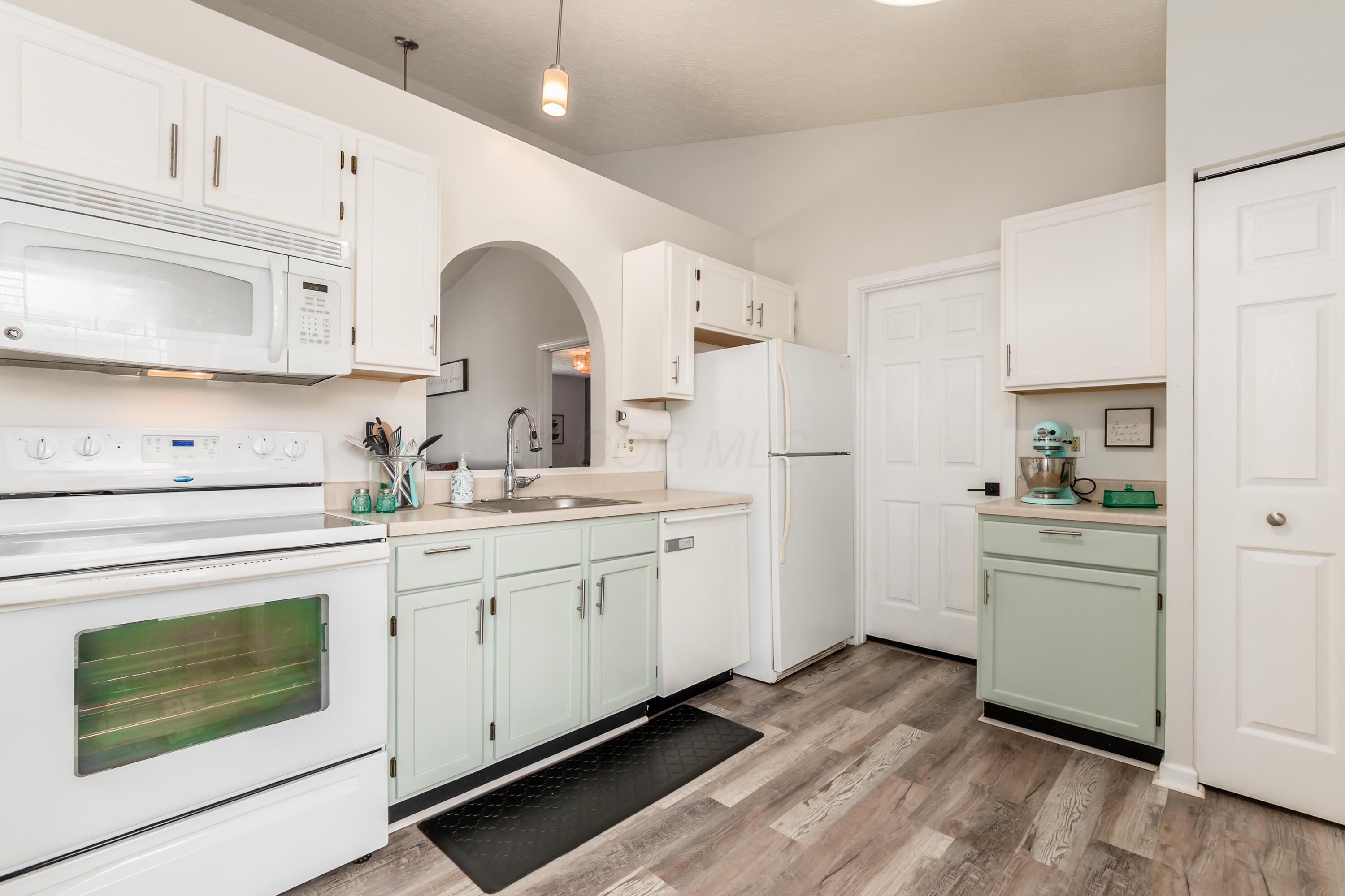 1684 Eastbrook Drive N