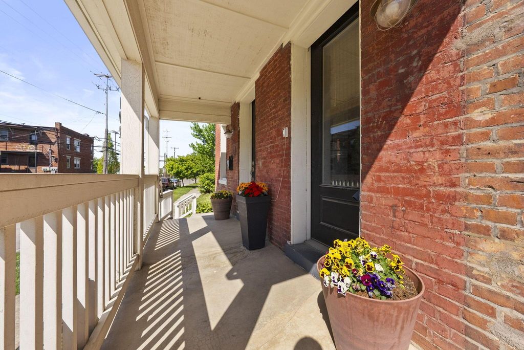 Photo of 192 E 2nd Avenue, Columbus, OH 43201 (MLS # 226013578)