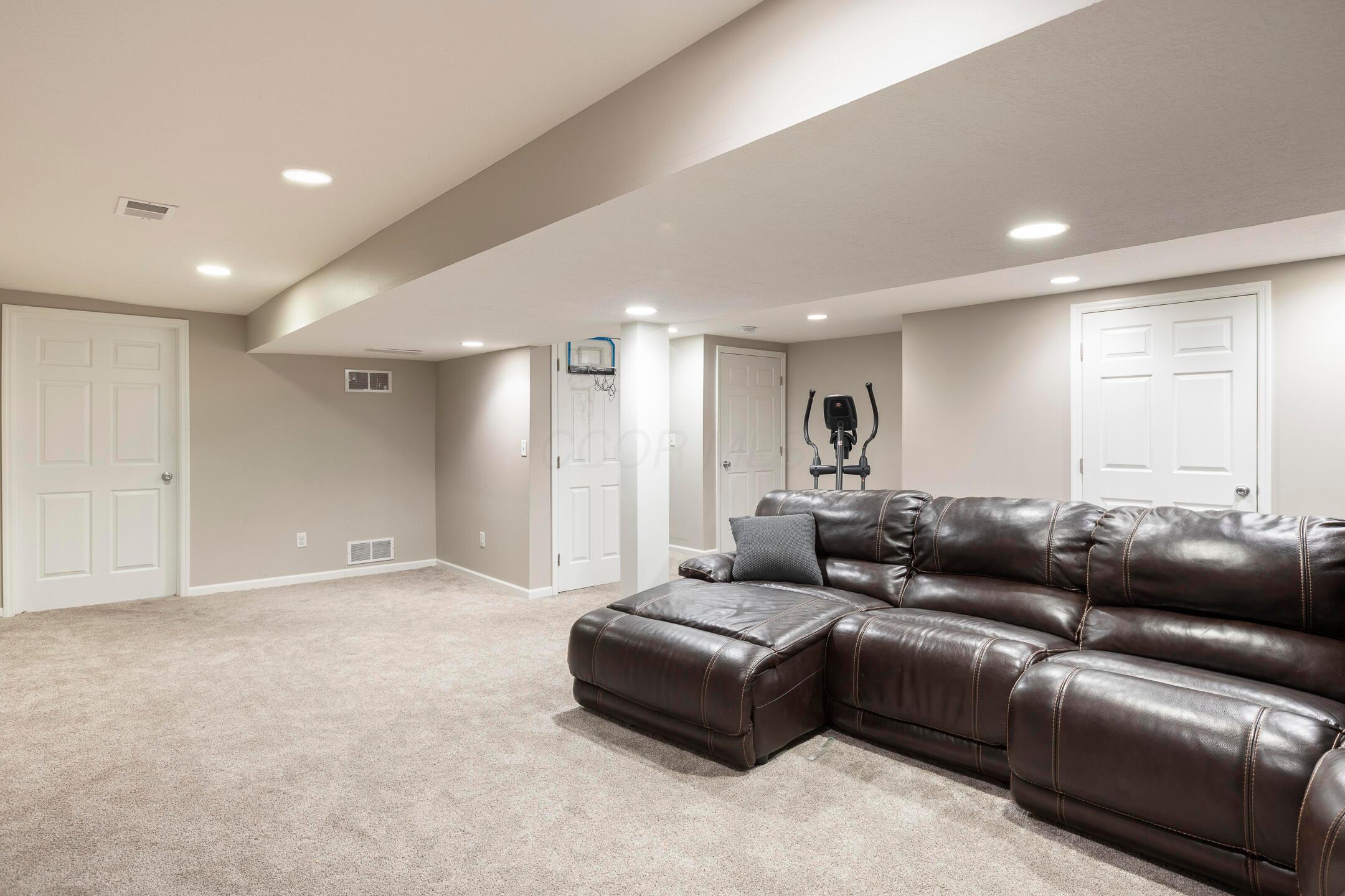 5708 Westbriar Drive, Hilliard, Ohio image 39