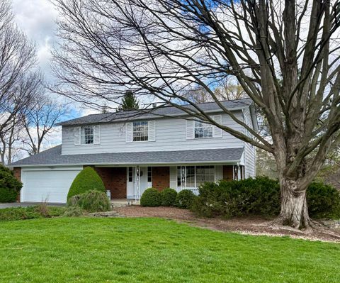 Photo of 908 Clubview Boulevard N, Columbus, OH 43235 (MLS # 226010665)