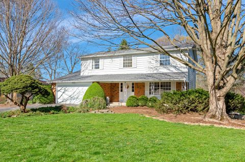 Photo of 908 Clubview Boulevard N, Columbus, OH 43235 (MLS # 226010665)