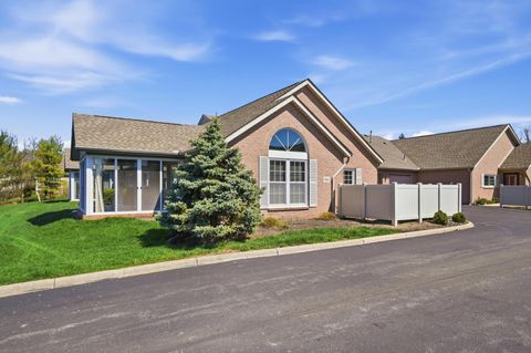 Photo of 5610 Columbard Way 10 #10, Columbus, OH 43230 (MLS # 226010973)