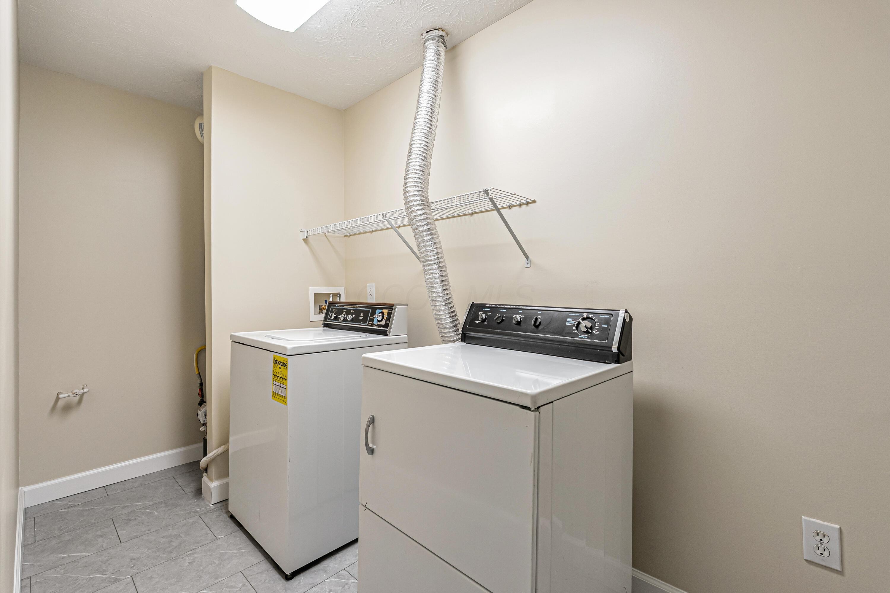 8595 Stonewoods Lane, Powell, Ohio image 30
