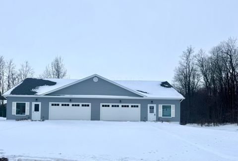 Photo of 1598-1600 Spring Village Lane, Ontario, OH 44906 (MLS # 226000576)