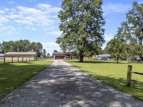 Photo of 570 Woodside Drive SW, Pataskala, OH 43062 (MLS # 225029465)