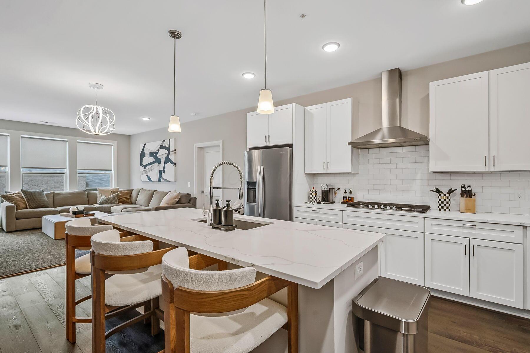 Columbus, Ohio 43215, United States, 2 Bedrooms Bedrooms, ,2 BathroomsBathrooms,Residential,Active,203027