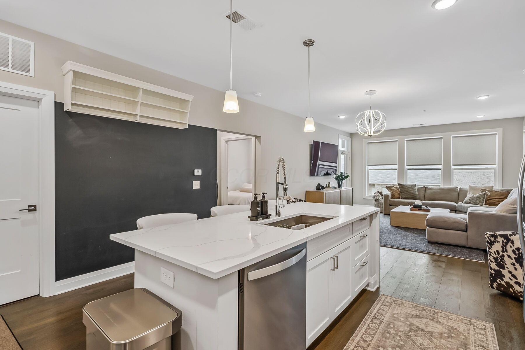 Columbus, Ohio 43215, United States, 2 Bedrooms Bedrooms, ,2 BathroomsBathrooms,Residential,Active,203027