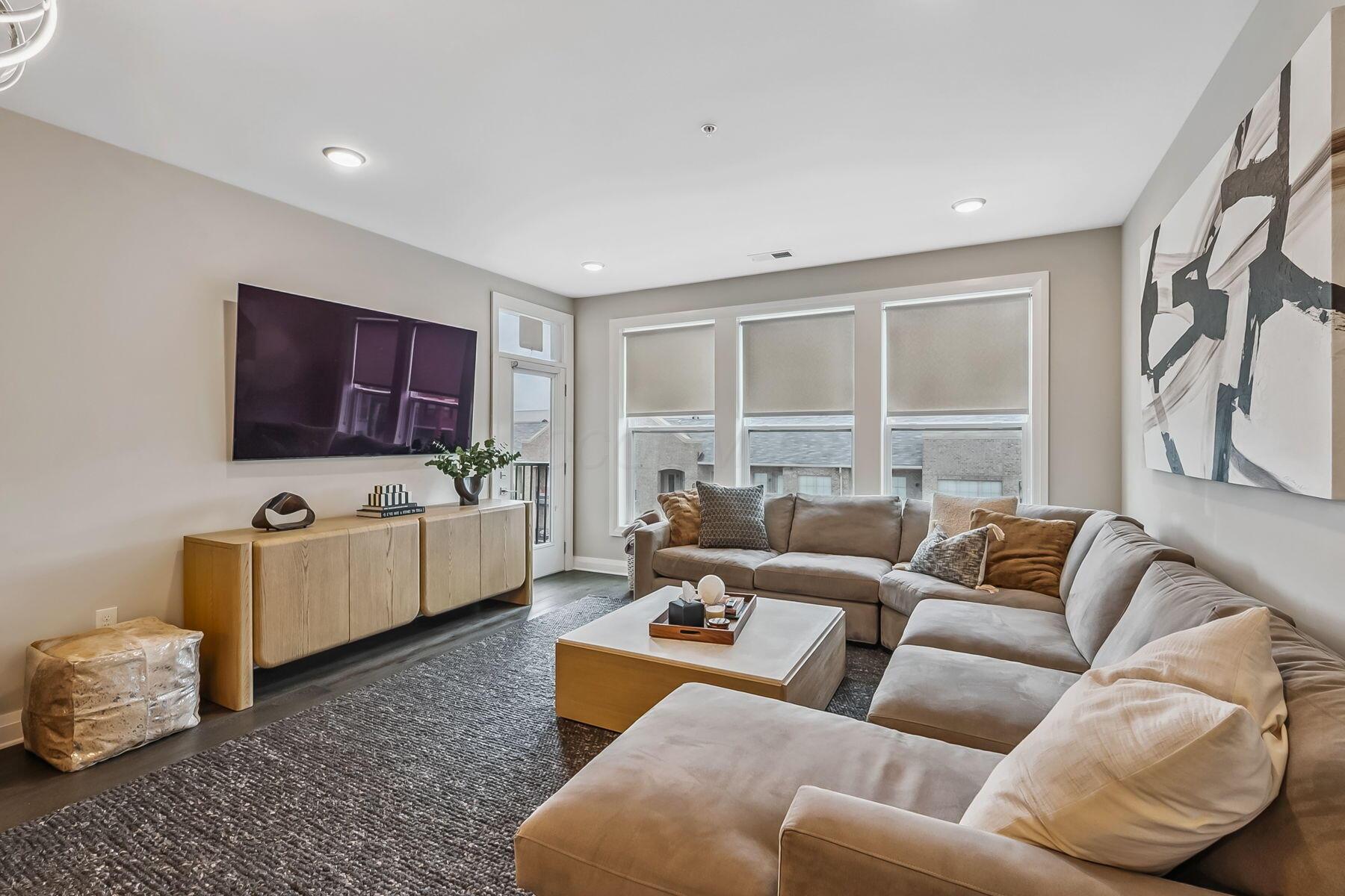 Columbus, Ohio 43215, United States, 2 Bedrooms Bedrooms, ,2 BathroomsBathrooms,Residential,Active,203027