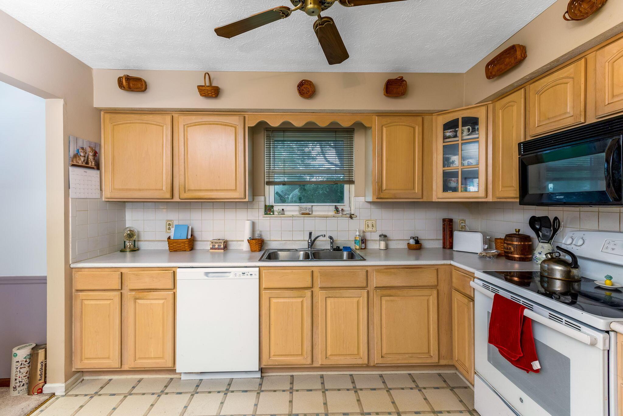 2752 Woodgrove Drive, Grove City, Ohio image 5