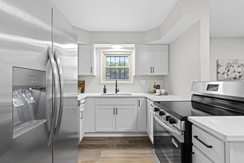 Tiny photo for 986 Loretta Avenue, Columbus, OH 43211 (MLS # 225044485)