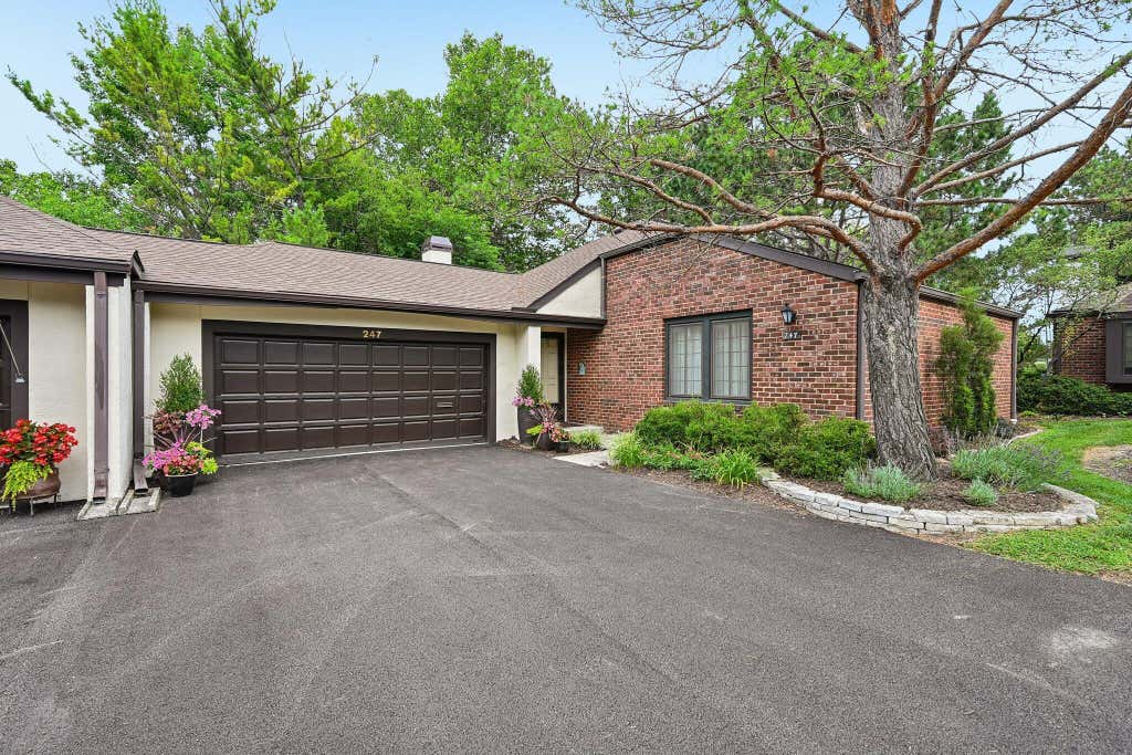 Photo of 247 Saint Antoine Street 11B #11B, Worthington, OH 43085 (MLS # 226028578)