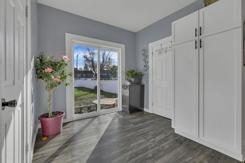 Tiny photo for 538 E 6th Avenue, Lancaster, OH 43130 (MLS # 226000727)