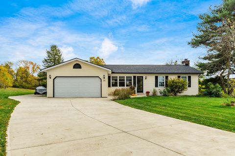 Photo of 132 North Court, Thornville, OH 43076 (MLS # 225042066)