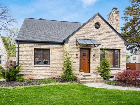 Photo of 221 S Algonquin Avenue, Columbus, OH 43204 (MLS # 226012952)