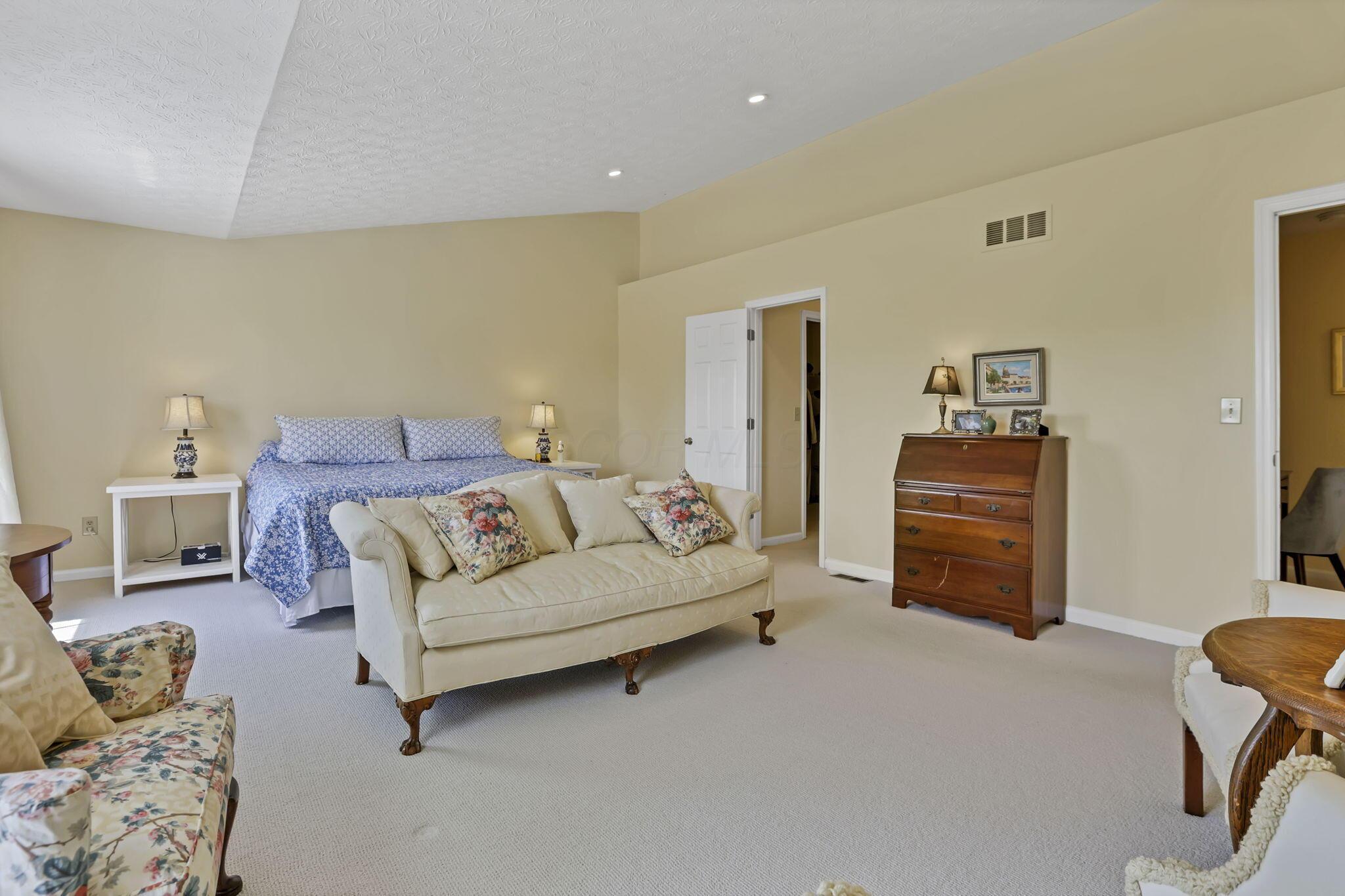 1630 Sapphire Drive, Grove City, Ohio image 33