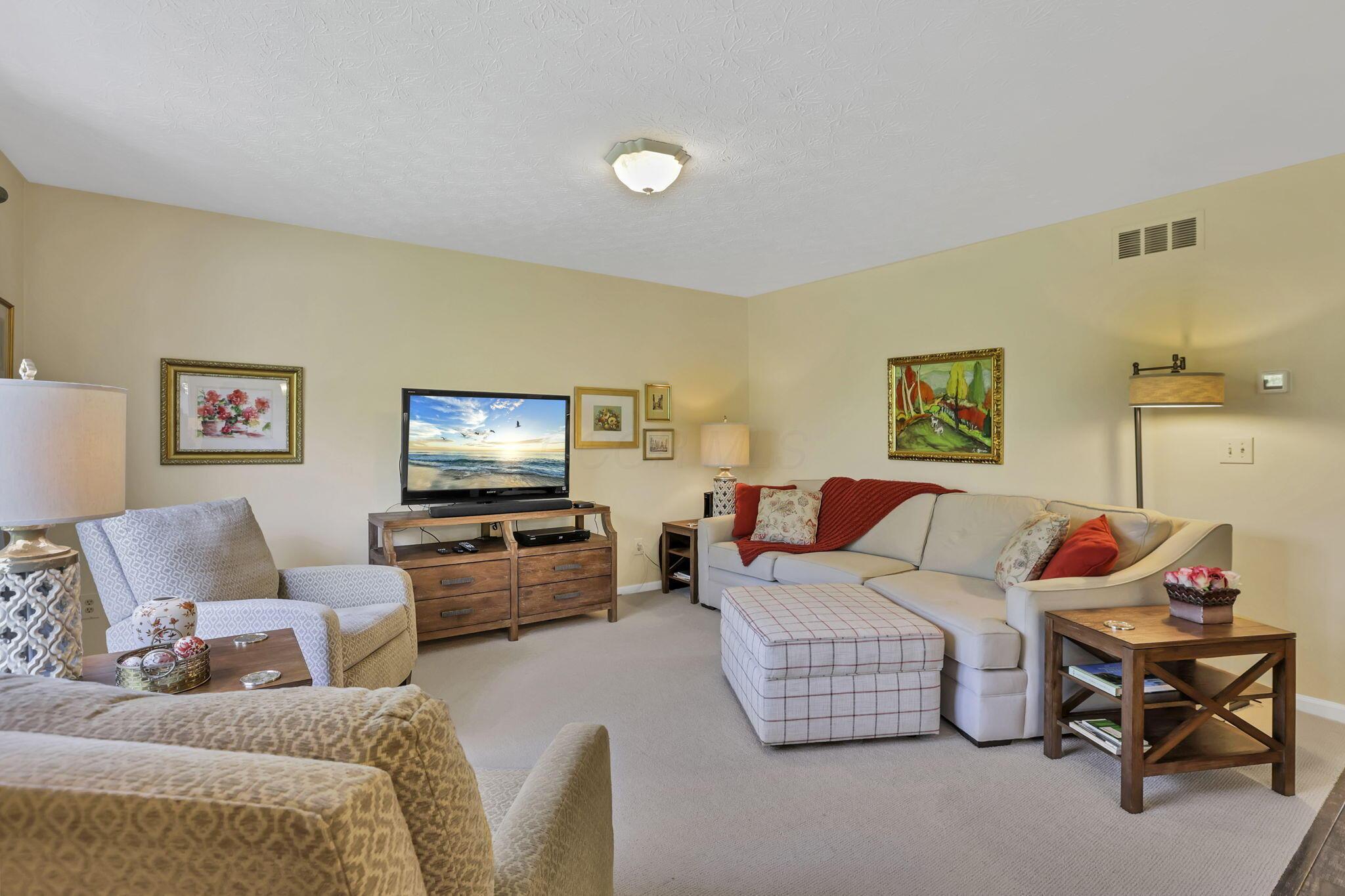 1630 Sapphire Drive, Grove City, Ohio image 26