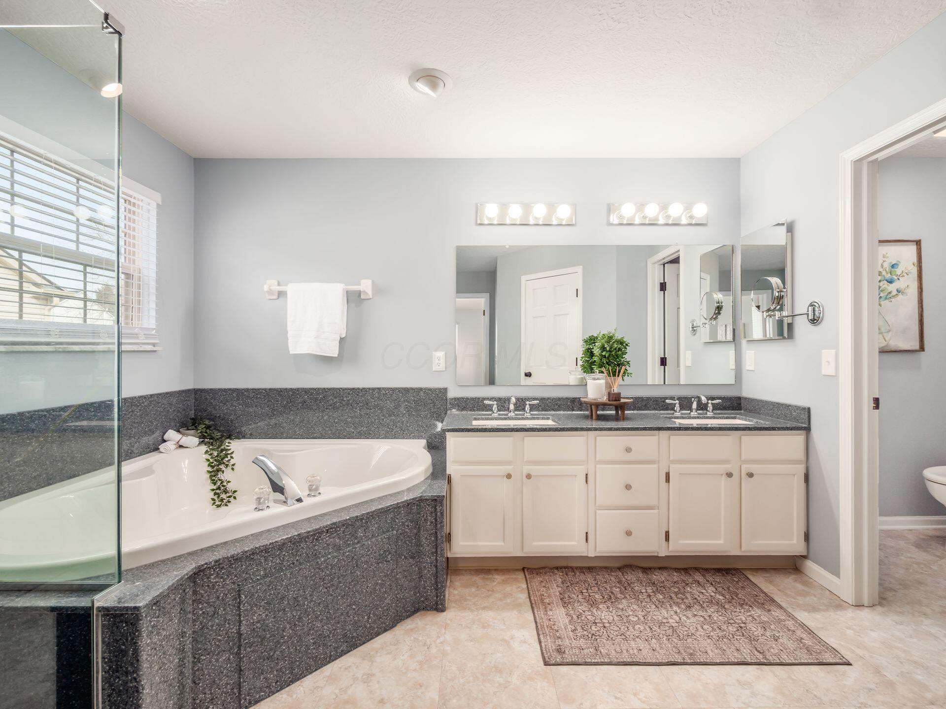 4477 Huntwicke Drive, Hilliard, Ohio image 28