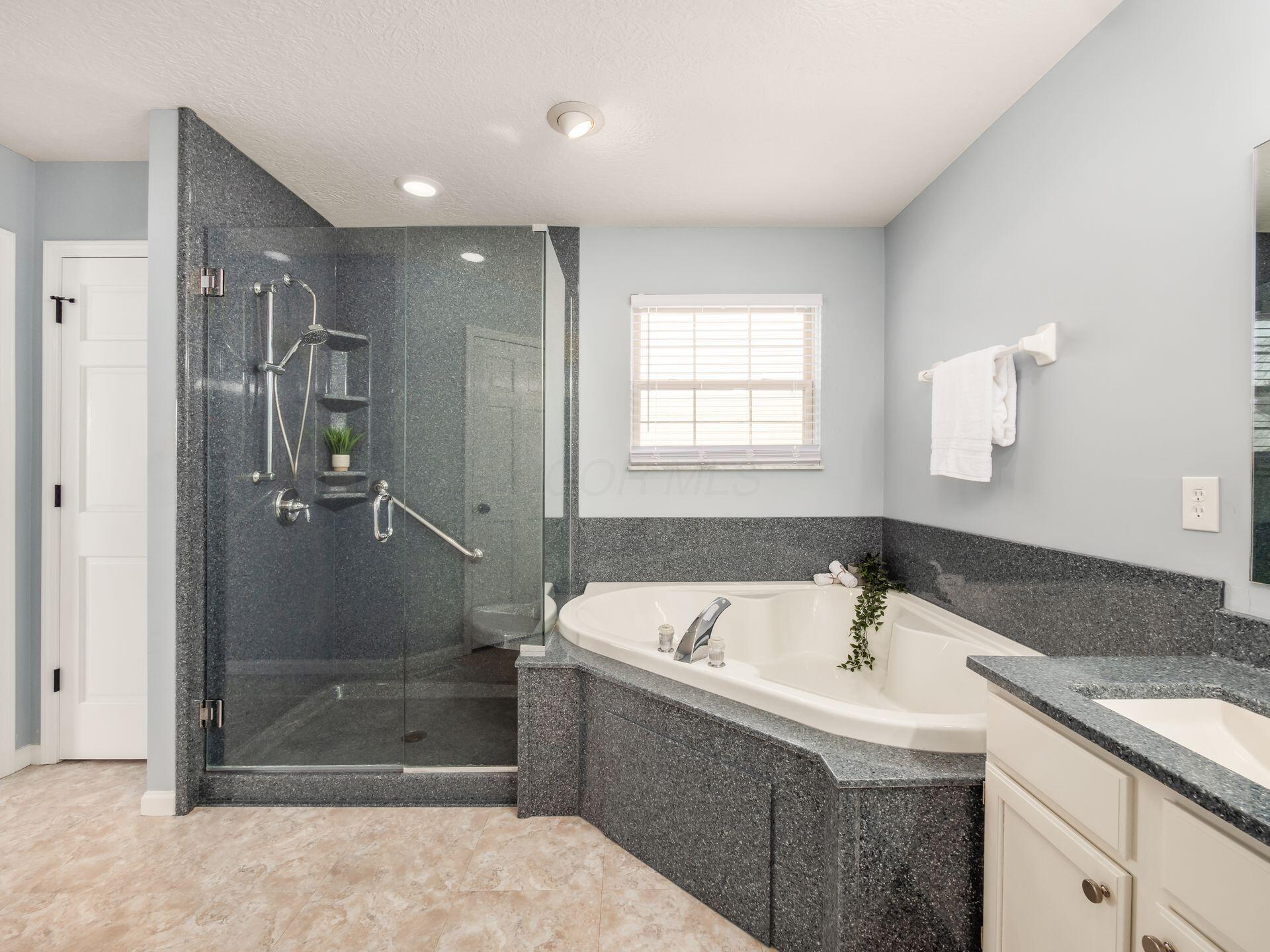 4477 Huntwicke Drive, Hilliard, Ohio image 29