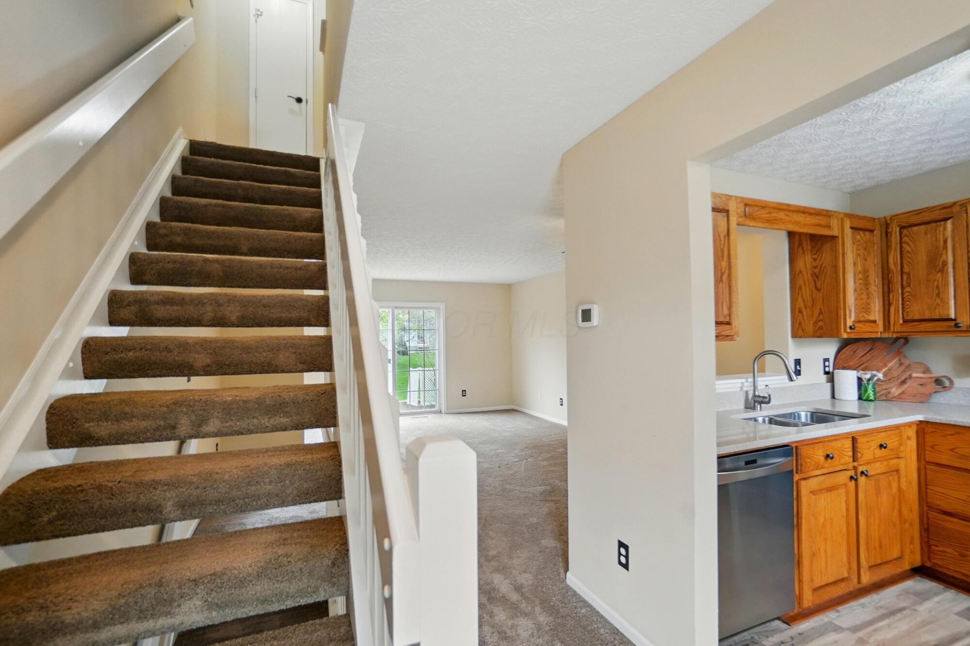 4018 Blendon Point Drive, Columbus, Ohio image 4