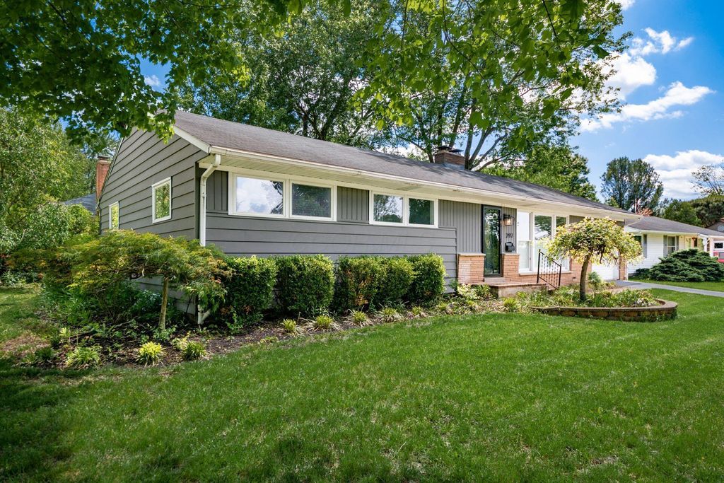 Photo of 297 E Clearview Avenue, Worthington, OH 43085 (MLS # 226015919)
