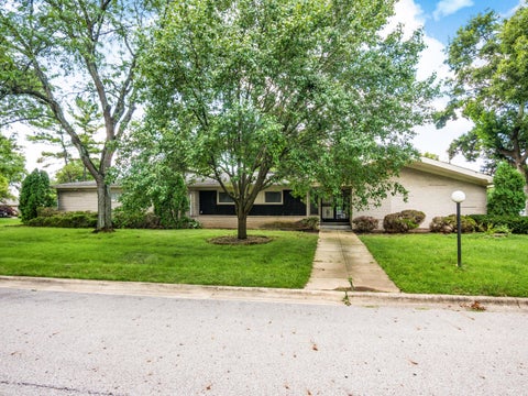 Photo of 1633 S Roosevelt Avenue, Columbus, OH 43209 (MLS # 226031617)