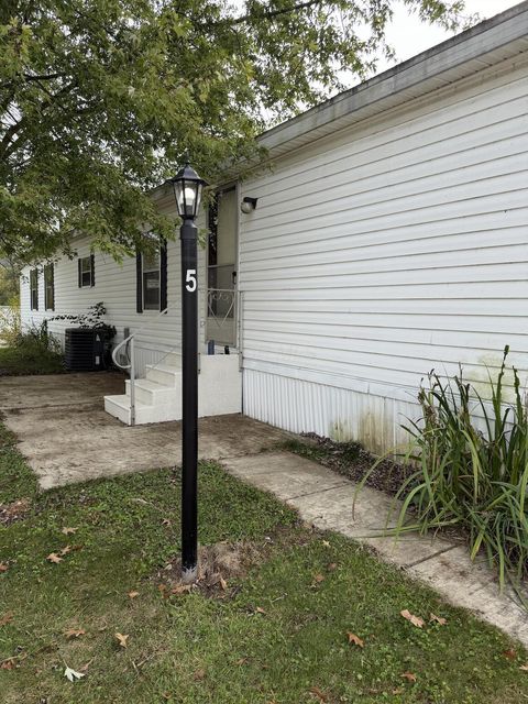 Photo of 5 Spring Lake Court, Delaware, OH 43015 (MLS # 225038994)